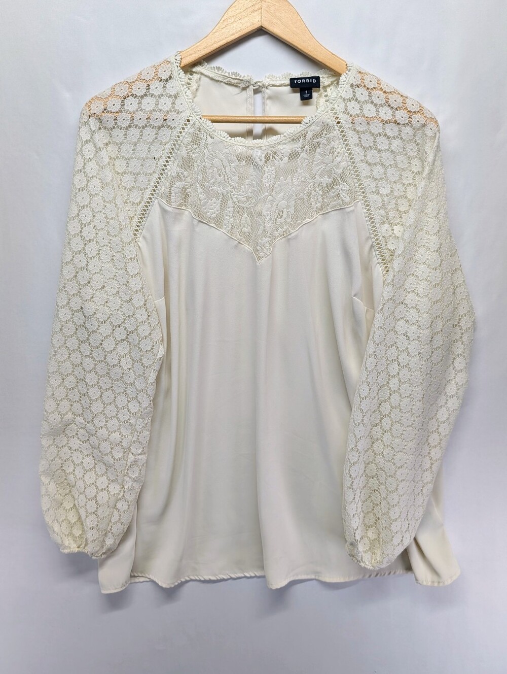 551-torrid Ivory Lace Yoke Balloon Sleeve Blouse‎